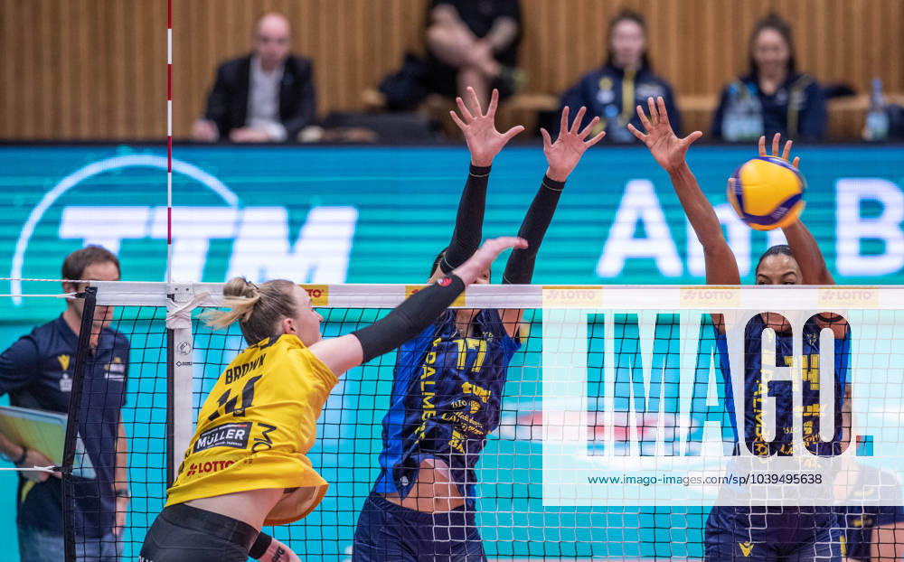 Volleyball Bundesliga VfB Suhl Lotto Thüringen SSCPalmberg Schwerin f l Julia Kathryn Brown 14 VfB Suhl Lotto Thüringen ,Tutku Burcu Yuzgenz 17 SSC Palmberg Schwerin and Jazmine White 14 SSC Palmberg Schwerin Action Press photo Gerhard König Volleyball Bundesliga