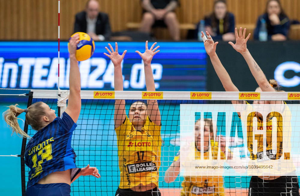 Volleyball Bundesliga VfB Suhl Lotto Thüringen SSCPalmberg Schwerin f l Jazmine White 14 SSC Palmberg Schwerin , Vedrana Jaksetic 17 VfB Suhl Lotto Thüringen and Roosa Laakkonen 04 VfB Suhl Lotto Thüringen Action Press photo Gerhard König Volleyball Bundesliga