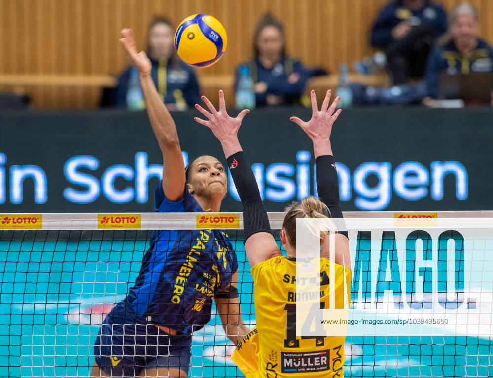 Volleyball Bundesliga VfB Suhl Lotto Thüringen SSCPalmberg Schwerin f l Jazmine White 14 SSC Palmberg Schwerin and Julia Kathryn Brown 14 VfB Suhl Lotto Thüringen Action Press photo Gerhard König Volleyball Bundesliga