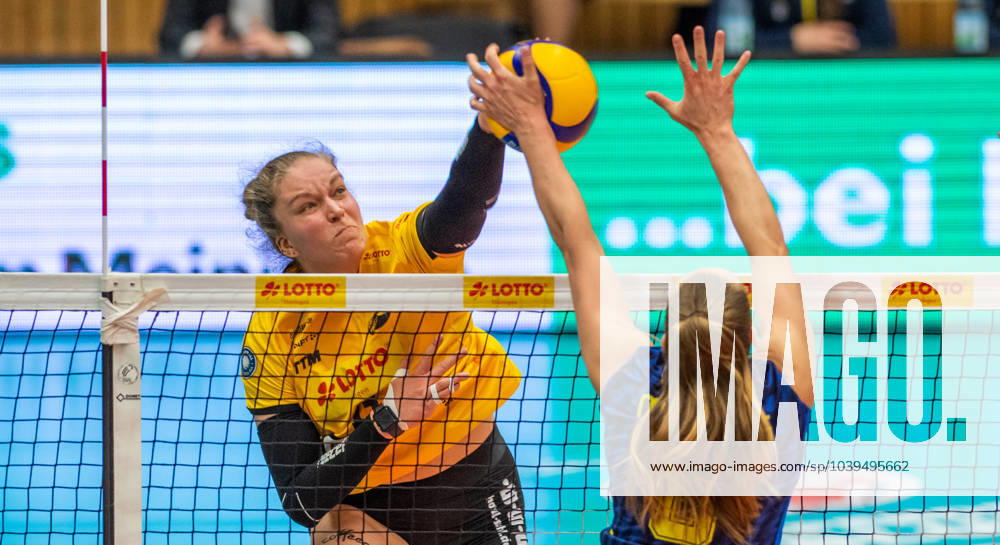 Volleyball Bundesliga VfB Suhl Lotto Thüringen SSCPalmberg Schwerin f l Lena Kindermann 13 VfB Suhl Lotto Thüringen and Laura Emonts 13 SSC Palmberg Schwerin Action Press photo Gerhard König Volleyball Bundesliga