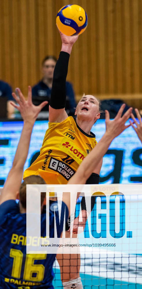 Volleyball Bundesliga VfB Suhl Lotto Thüringen SSCPalmberg Schwerin in front Indy Baijens 16 SSC Palmberg Schwerin and Julia Kathryn Brown 14 VfB Suhl Lotto Thüringen Action Press photo Gerhard König Volleyball Bundesliga