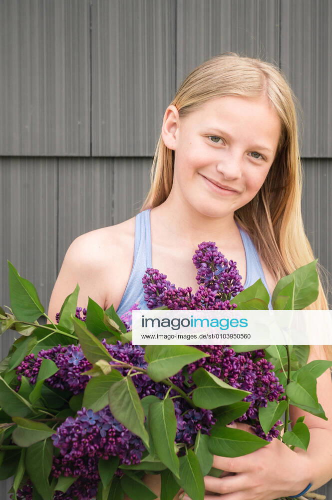 Tween Girl Holding Bunch of Purple Lilac Flowers and Smiling Seattle, WA, United States CR_ERWA200901A-479103-01 ,model released, Symbolfoto