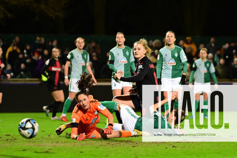 Soccer I Women I Season 2023 2024 I 1 Womens Bundesliga I 11 Matchday I SV Werder Bremen Bayer 04 Leverkusen I 26 01 2024 Livia Peng 1, SV Werder Bremen and Michelle Ulbrich 5, SV Werder Bremen cannot prevent the shot and goal by Nikola Karczewska 9, Bayer 04 Leverkusen Goal for Bayer 04 Leverkusen Women Bremen Bremen Stadion Platz 11 Bremen Germany