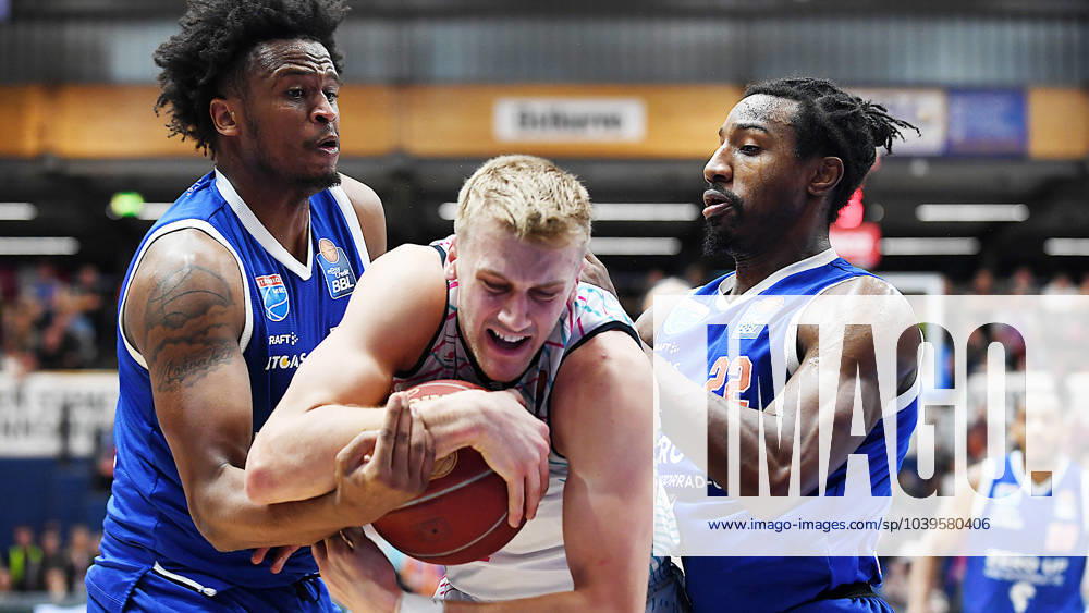 Basketball, 1 Bundesliga BBL, Season 2023 2024, Matchday 18, SYNTAINICS MBC Mitteldeutscher Basketball Club Weissenfels vs Telekom Baskets Bonn 26 01 2024 Duel for the ball between Stephon Jelks Forward Syntainics MBC, back number 15 , Samuel Griesel Forward Bonn, back number 2 , Johnathan Stove Guard Syntainics MBC, back number 22 f l n r at the game Weißenfels vs Bonn 26 01 2024 Weißenfels Saxony Anhalt Germany Stadthalle Weißenfels