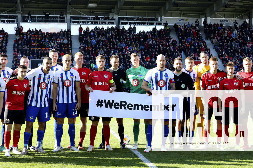 Soccer 2 Bundesliga, SV Wehen Wiesbaden Hertha BSC Berlin, v l Players of both teams with a banner with the inscription WeRemember in memory of the victims of National Socialism Wiesbaden