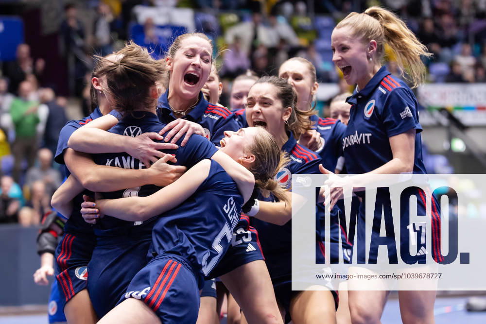 Düsseldorfer HC Mannheimer HC , Final 1 BL Women The Mannheim players embrace Nadine Kanler Mannheimer HC, 4 , who has just converted the decisive penalty Final of the 1 Hockey Bundesliga Women between Düsseldorfer HC and Mannheimer HC on January 28, 2024 at Süwag Energie ARENA in Frankfurt am Main , Frankfurt am Main Hessen Germany Süwag Energie ARENA