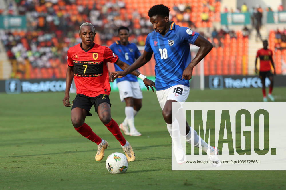 Huitiemes-de-Finale-Angola vs Namibie (CAN 2024) Joueur angolais DEIVI MIGUEL VIEIRA (L) se bat pour le ballon avec PRINS MENELIK TJIUEZA de Namibie, lors du match de football huitiemes-de-Finale Coupe d Afrique des Nations (CAN) 2024 entre L Angola et Namibie au Stade de la Paix a Bouake en Cote d ivoire le 27 janvier 2024 Bouake Cote d Ivoire