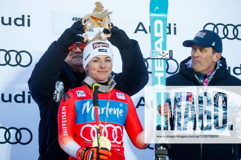 Bilder des Jahres 2024, Sport 01 Januar ALPINE SKIING - FIS WC Kronplatz KRONPLATZ,ITALY,30.JAN.24 - ALPINE SKIING - FIS World Cup, giant slalom, ladies, trophy ceremony. Image shows Alberto Tomba, Lara Gut-Behrami (SUI) and president Danny Kastlunger (OC Kronplatz). Keywords: trophy. GEPAxpictures Klansek