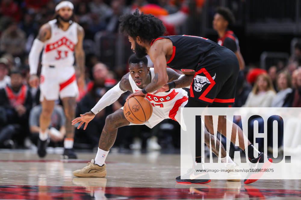 Bilder des Jahres 2024, Sport 01 Januar CHICAGO, IL - JANUARY 30: Dennis Schroder 17 of the Toronto Raptors guards Coby White 0 of the Chicago Bulls during the second half against the at the United Center on January 30, 2024 in Chicago, Illinois. (Photo by Melissa Tamez Icon Sportswire) NBA, Basketball Herren, USA JAN 30 Raptors at Bulls Icon24013054
