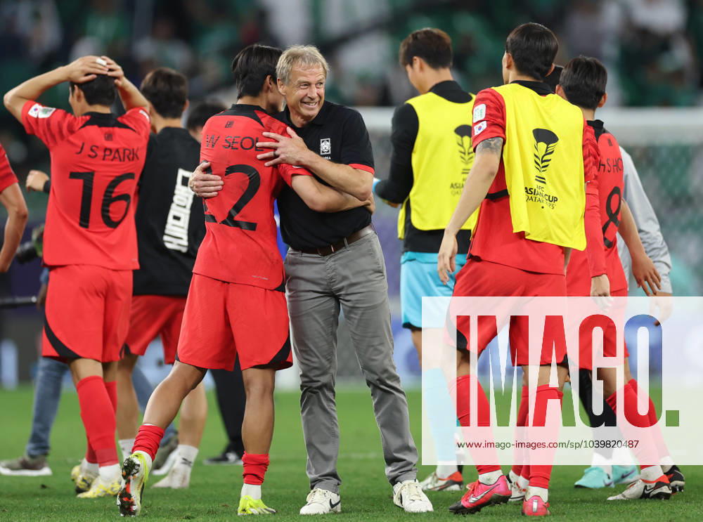 Bilder des Jahres 2024, Sport 01 Januar (240131) -- DOHA, Jan. 31, 2024 -- South Korea s head coach Jurgen Klinsmann (C) hugs with Seol Young-Woo after winning the round of 16 match between Saudi Arabia and South Korea at AFC Asian Cup Qatar 2023 in Doha, Qatar, Jan. 30, 2024. ) (SP)QATAR-DOHA-FOOTBALL-AFC ASIAN CUP-KSA VS KOR JiaxHaocheng
