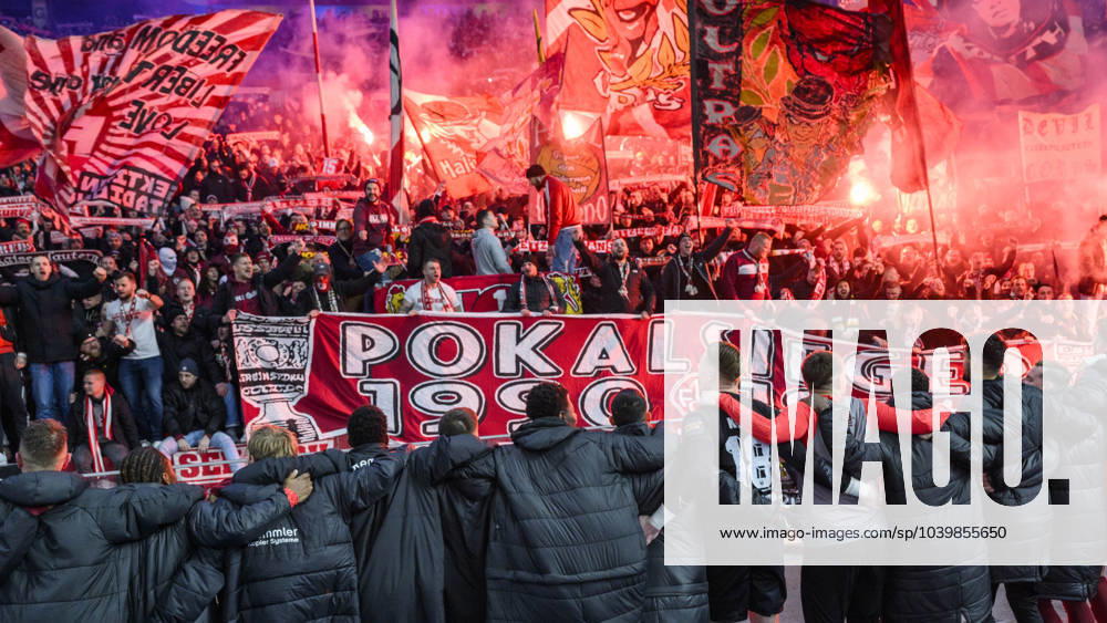 The team celebrates the victory with the fans final score 1 3, Hertha BSC 1 FC Kaiserslautern, DFB Pokal, 4 Runde, Viertelfinale, Fußball, DFB Pokal Viertelfinale, Bundesliga, Spielzeit 2023 2024, Olympia Stadion Berlin, DFB DFL REGULATIONS PROHIBIT ANY USE OF PHOTOGRAPHS AS IMAGE SEQUENCES AND OR QUASI VIDEO, 31 01 2024, Foto HMB Media Uwe Koch