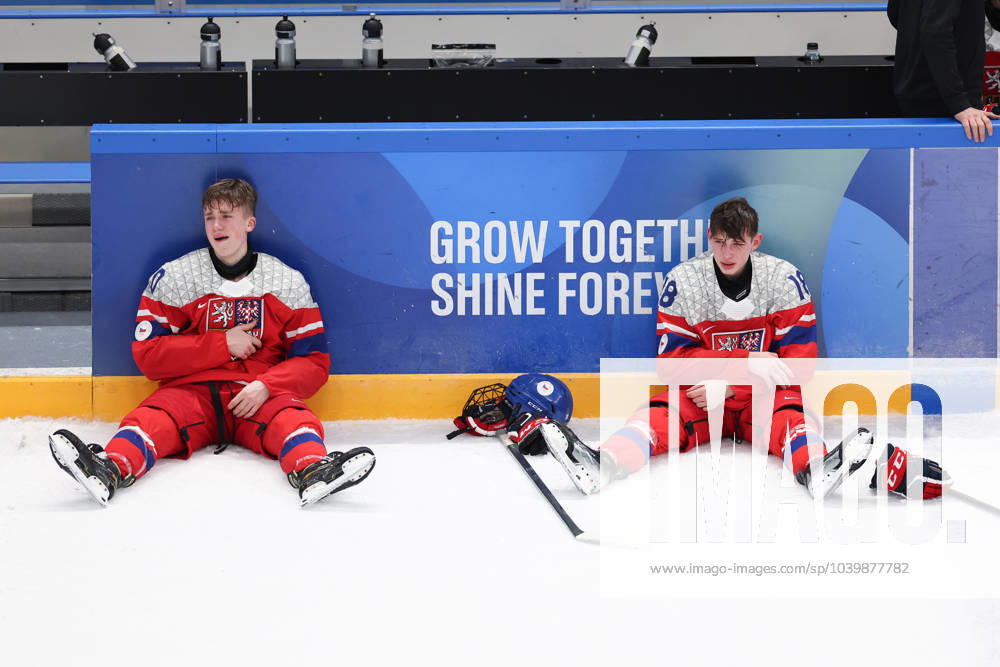 KW05 (240201) -- BEIJING, Feb. 1, 2024 -- David Huk (L) and Simon Belohorsky of the Czech Republic look dejected after the men s 6-team tournament gold medal game of Ice hockey, Eishockey event between the Czech Republic and the United States at the Gangwon 2024 Winter Youth Olympic Games, Olympische Spiele, Olympia, OS in Gangneung, South Korea, Jan. 31, 2024. ) XINHUA PHOTOS OF THE DAY XuxYanan