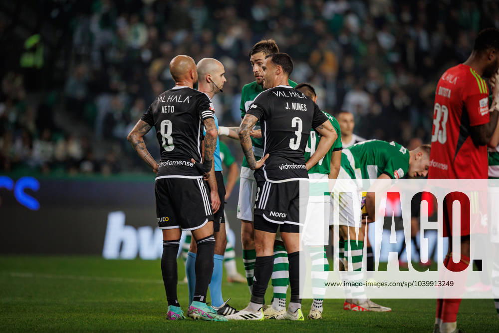 Players of both teams (Neto, Joao Nunes, Sebastian Coates) argue with referee Helder Carvalho) during Liga Portugal 23 24 game between Sporting CP and Casa Pia AC, Estadio Jose Alvalade, Lisbon, Portugal. (Maciej Rogowski) Lisbon Estadio Jose Alvalade Portugal
