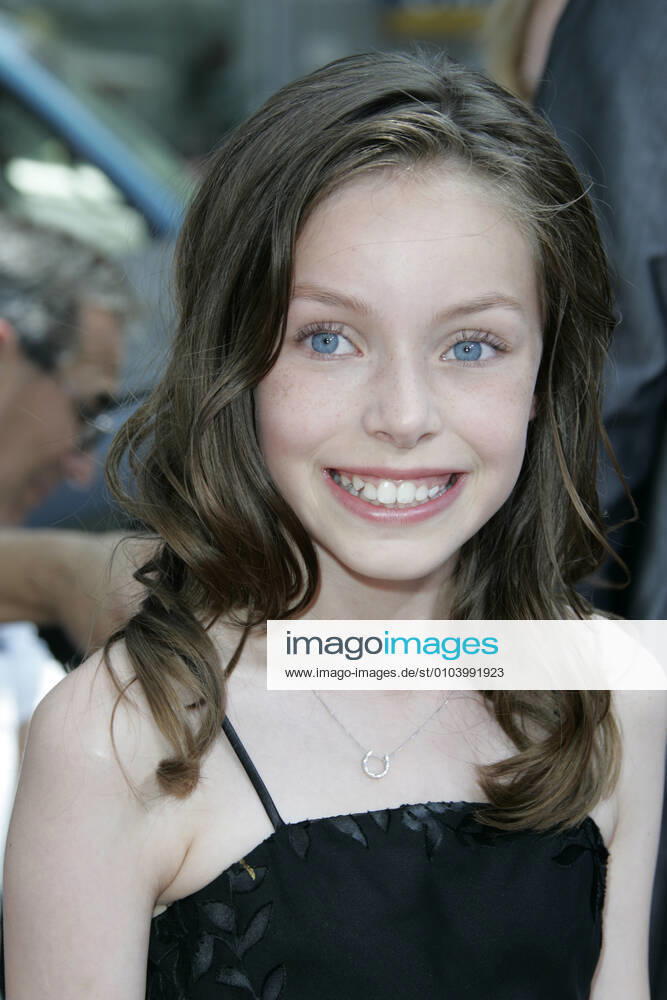Julia Winter Actress Charlie And The Chocolate Factory, Premiere Grauman S Chinese Theatre, Hollywood Los Angeles, Usa 10 July 2005 Am 10.07.2005 Bei Der Premiere Von Charlie Und Die Schokoladenfabrik, Grauman S Chinese Theatre, Hollywood, Los Angeles Arriving For Charlie And The Chocolate Factory Premiere In L.A.