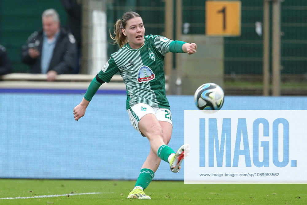 From left Juliane Wirtz SV Werder Bremen, 28 on the ball, cropped, single image, full body, action, action, match scene, THE DFB REGULATIONS PROHIBIT ANY USE OF PHOTOGRAPHS AS IMAGE SEQUENCES AND OR QUASI VIDEO , 03 02 2024, Bremen Germany , Football, Google Pixel Womens Bundesliga, SV Werder Bremen 1 FC Nürnberg