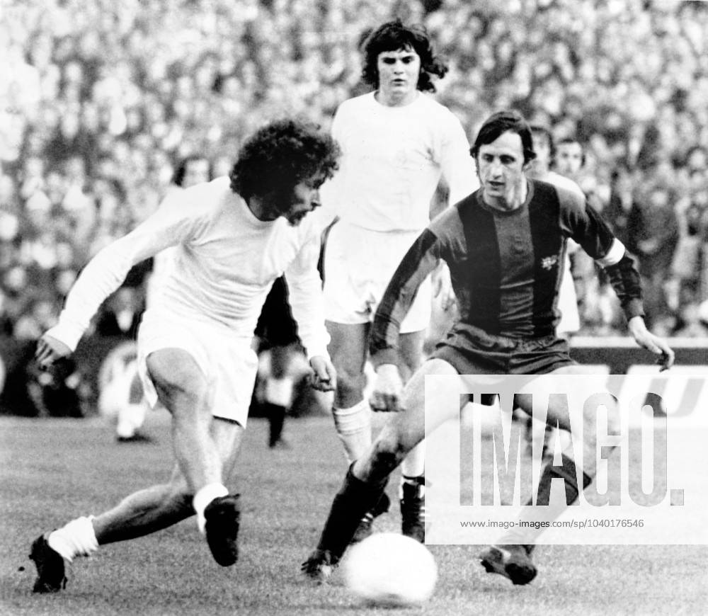 Onderwerp Subject: Real Madrid - FC Barcelona, Barca (1-0) Primera Division Reklame: Club Team Country: FC Barcelona Real Madrid Seizoen Season: 1975 1976 FOTO PHOTO: FC Barcelona s Johan CRUIJFF (R) in duel with Real Madrid s Paul BREITNER (L) Trefwoorden Keywords: 04 $10 MADRID ESP Content not available for redistribution in The Netherlands directly or indirectly through any third parties.