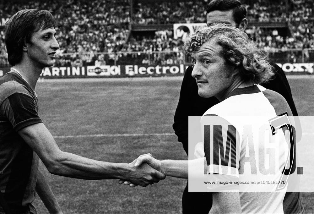 Onderwerp Subject: Feyenoord - FC Barcelona, Barca Amsterdam 700 Tournament Reklame: Seizoen Season: 1975 1976 FOTO PHOTO: FC Barcelona s Johan CRUIJFF (L) and Feyenoord s Wim JANSEN (R) Trefwoorden Keywords: $10 AMSTERDAM NL Content not available for redistribution in The Netherlands directly or indirectly through any third parties.