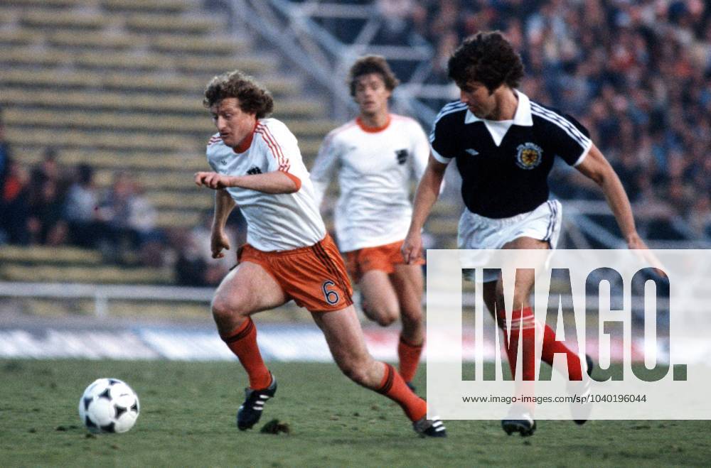 Onderwerp Subject: Scotland - Holland (3-2) World Cup 1978 Reklame: Club Team Country: Scotland Holland Seizoen Season: 1977 1978 1978 1979 FOTO PHOTO: Scotland s Stuart KENNEDY (R) in duel with Holland s Wim JANSEN (L) Trefwoorden Keywords: 04 $10 ±1110229223928 MENDOZA Argentina Content not available for redistribution in The Netherlands directly or indirectly through any third parties.