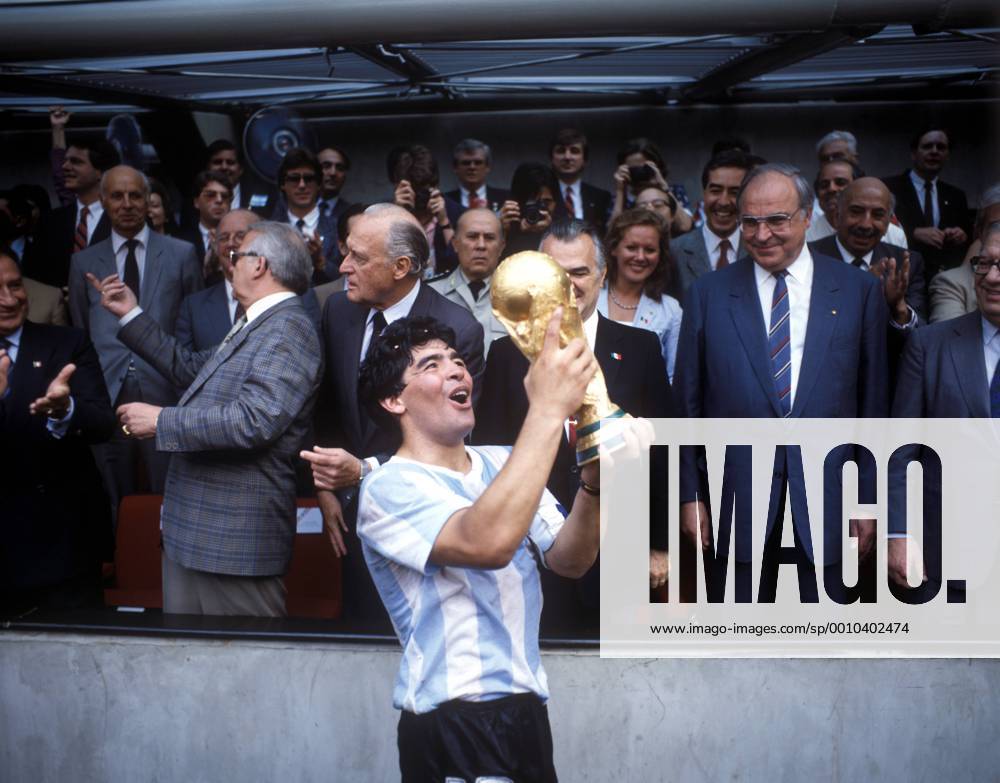 Argentinien ist Weltmeister 1986 - Diego Armando Maradona präsentiert voller stolz den Weltpokal, dahinter Bundeskanzler Helmut Kohl (BR Deutschland, 2.v.re.), Präsident Miguel de la Madrid Hurtado (Mexiko, 3.v.re.) und FIFA Präsident Joao Havelange (Brasilien, 3.v.li.)