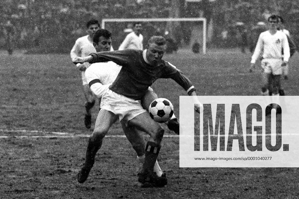 Dieter Seeler (vorn, HSV) gegen Hans Schäfer (Köln) Fußball 1. BL Herren Saison 1963 1964, Hamburger SV - 1. FC Köln 1:1 Gruppe Hamburg Dynamik,