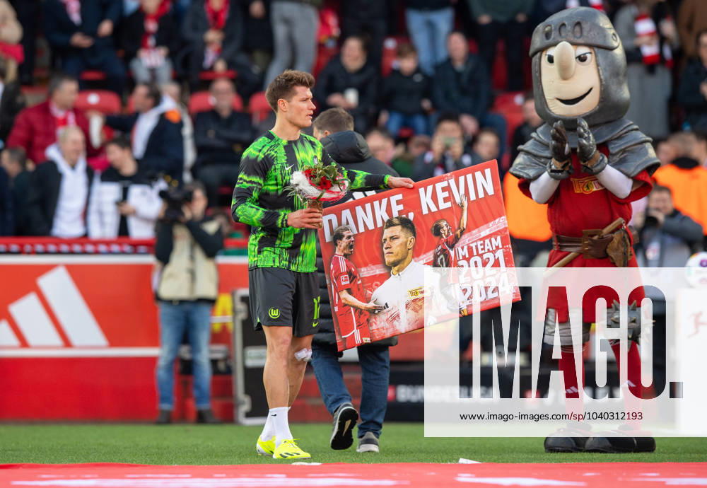 Football, Men, Season 2023 2024, 1 Bundesliga 21 Matchday , 1 FC Union Berlin VfL Wolfsburg, Kevin Behrens VfL Wolfsburg was officially bid farewell by Union before kick-off, 10 02 2024,