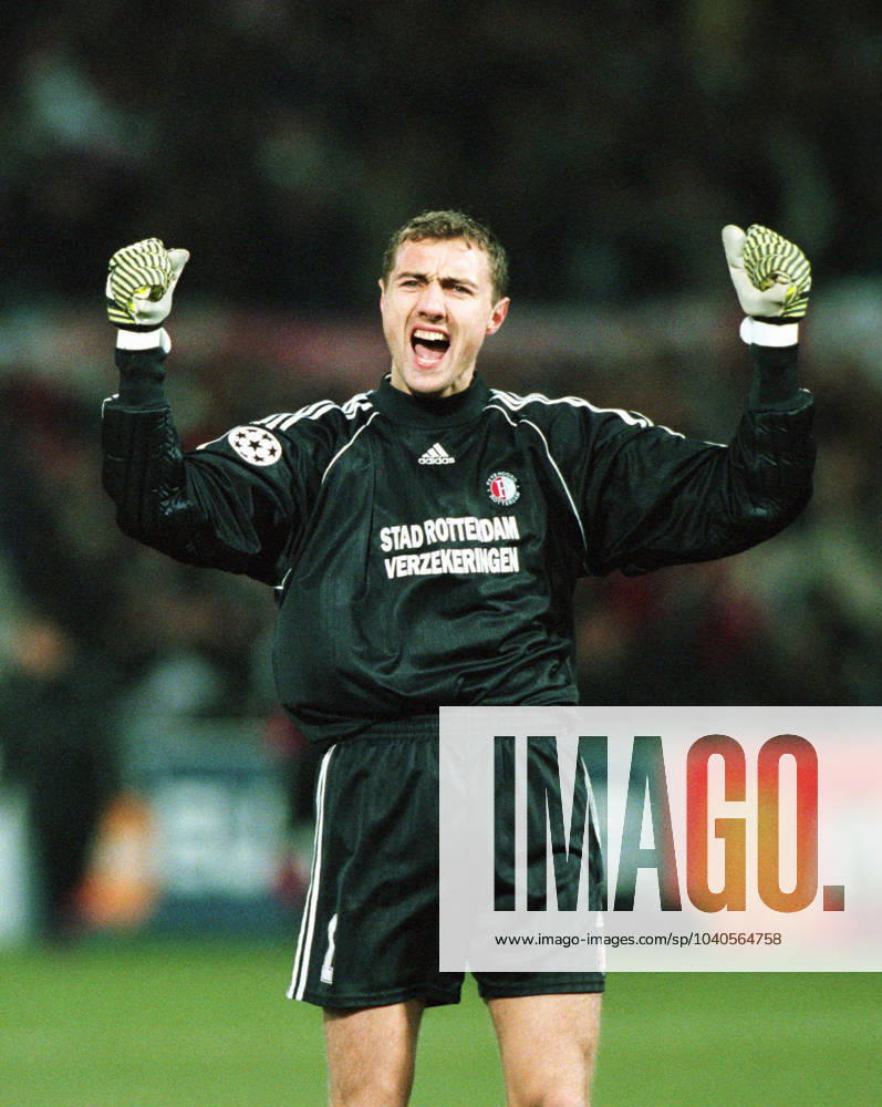 Onderwerp Subject: Feyenoord - Chelsea (1-3) Champions League Club Team Country: Feyenoord Seizoen season: 1999 2000 FOTO PHOTO: Feyenoord s goalkeeper Jurek DUDEK celebrates feyenoord s goal (1-1) ROTTERDAM NLD Content not available for redistribution in The Netherlands directly or indirectly through any third parties.