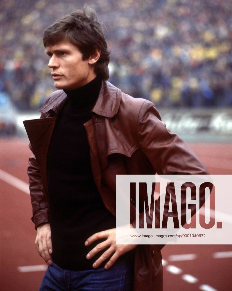 Peter Nogly (HSV) in der ungewöhnlichen Rolle des Zuschauers Fußball 1. BL Herren DEUTSCHSPRACHIGE SPORTZEITSCHRIFTEN UND -ZEITUNGEN NUR NACH RÜCKSPRACHE, Saison 1977 1978 Einzelbild Hamburg