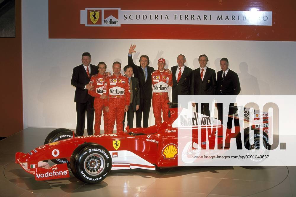 Team Scuderia Ferrari während der Präsentation des neuen F2004, v.li.: Technikdirektor Ross Brawn (England), Testfahrer Luca Badoer (Italien), Rubens Barrichello (Brasilien, Teamchef Jean Todt (Frankreich, Präsident Luca di Montezemolo (Italien), ... Motorsport Grand Prix Herren Formel 1 Weltmeisterschaft 2004, F1, F, GP, WM, Vorstellung, Präsentation, Pressetermin, Vdia Gruppe Maranello