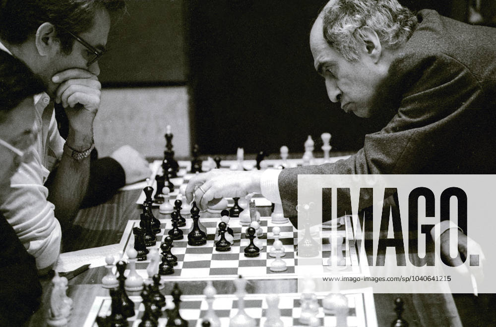 Chess. USSR Chess Championship 1986. Moscow.World Trade Center. Grandmaster Mikhail Tal during a simultaneous game at the championship.