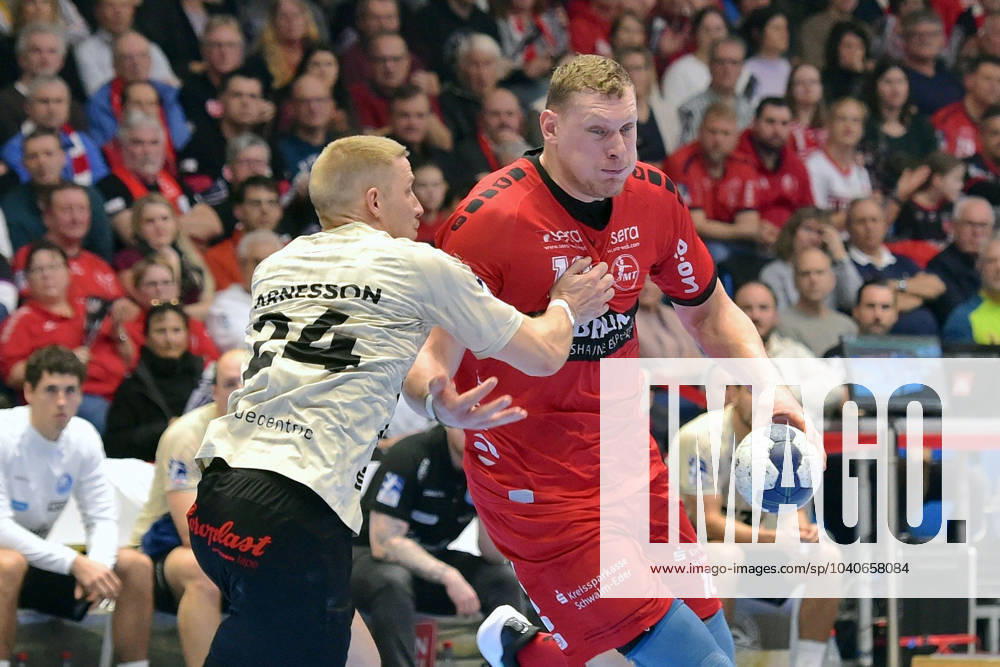 Dainis Kristopans MT Melsungen 10 on the ball , Linus Arnesson Bergischer HC 24 , GER, MT Melsungen Bergischer HC, Handball, 1 Bundesliga Maenner, 22 Matchday, Season 2023 2024, 16 02 2024, GER, MT Melsungen Bergischer HC, Handball, 1 Bundesliga Maenner,22 Matchday, 16 02 2024 Kassel