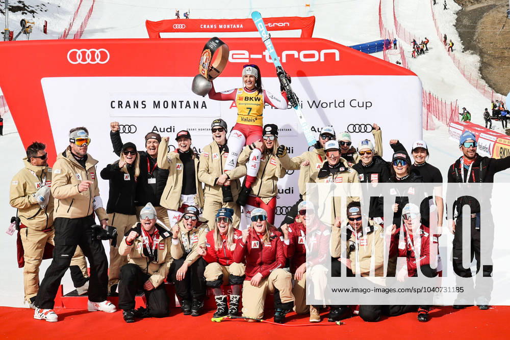 KW07 ALPINE SKIING - FIS WC Crans Montana CRANS MONTANA,SWITZERLAND,18.FEB.24 - ALPINE SKIING - FIS World Cup, Super G, ladies, award ceremony. Image shows the rejoicing of Stephanie Venier (AUT) and team AUT. GEPAxpictures xWolfgangxGrebien