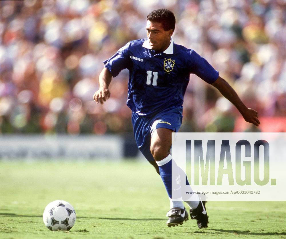 Romario (Brasilien) am Ball Fußball WM Herren Weltmeisterschaft 1994, Länderspiel, Halbfinale, Nationalmannschaft, Nationalteam Einzelbild Los Angeles Pasadena Dynamik,