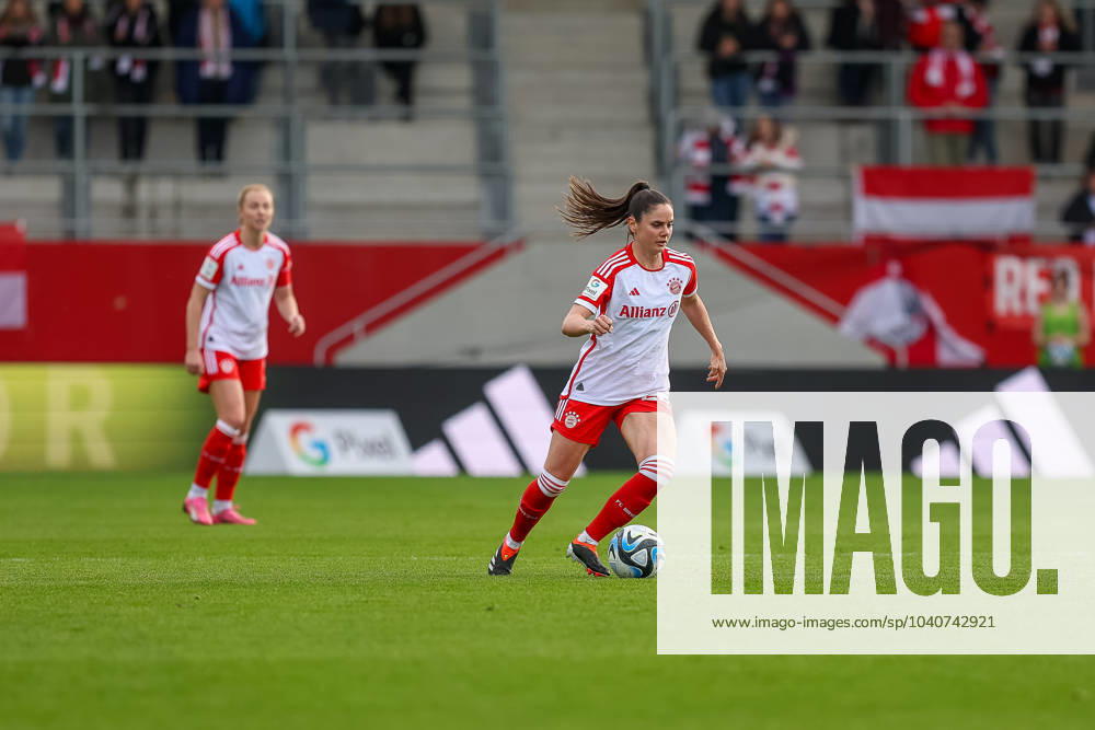 Sarah Zadrazil FC Bayern Muenchen, 25 with ball, FC Bayern Muenchen vs SGS Essen, Football, Google Pixel Womens Bundesliga, Matchday 14, Season 2023 24, 18 02 2024, DFL REGULATES PROHIBIT ANY USE OF PHOTOGRAPHS AS IMAGE SEQUENCES, FC Bayern Muenchen vs SGS Essen, Football, Google Pixel Womens Bundesliga, Matchday 14, Season 2023 24, 18 02 2024 Muenchen