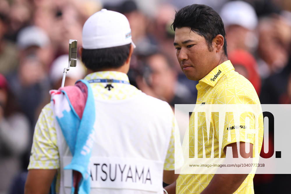 HIDEKI MATSUYAMA shakes hands with caddie SHOTA HAYAFUJI after finishing the 18th hole during the final round of The Genesis Invitational at Riviera Country Club in Pacific Palisades, California. Pacific Palisades USA - ZUMAt158 20240218_zsp_t158_053