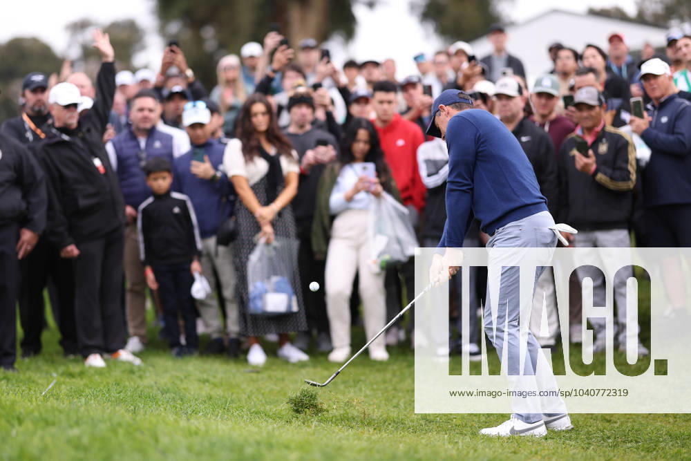 RORY MCILROY hits a chip shot on the fourth hole during the final round of The Genesis Invitational at Riviera Country Club in Pacific Palisades, California. Pacific Palisades USA - ZUMAt158 20240218_zsp_t158_054