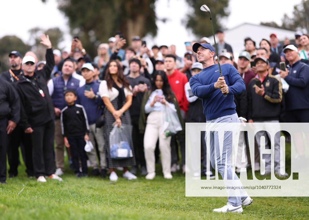 RORY MCILROY hits a chip shot on the fourth hole during the final round of The Genesis Invitational at Riviera Country Club in Pacific Palisades, California. Pacific Palisades USA - ZUMAt158 20240218_zsp_t158_059