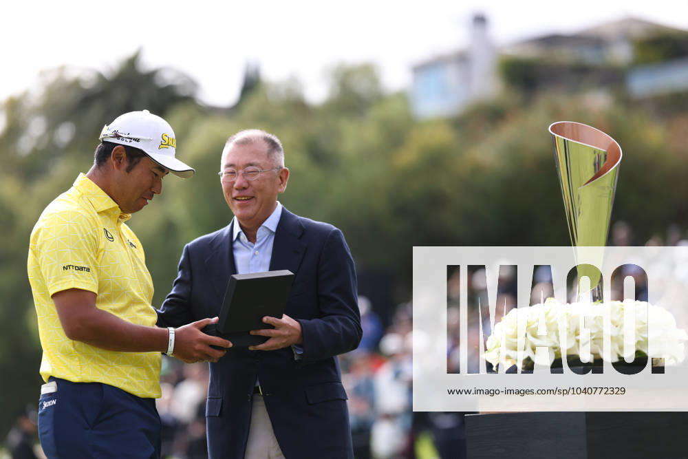 HIDEKI MATSUYAMA celebrates his victory at the trophy after the final round of The Genesis Invitational at Riviera Country Club in Pacific Palisades, California. Pacific Palisades USA - ZUMAt158 20240218_zsp_t158_064