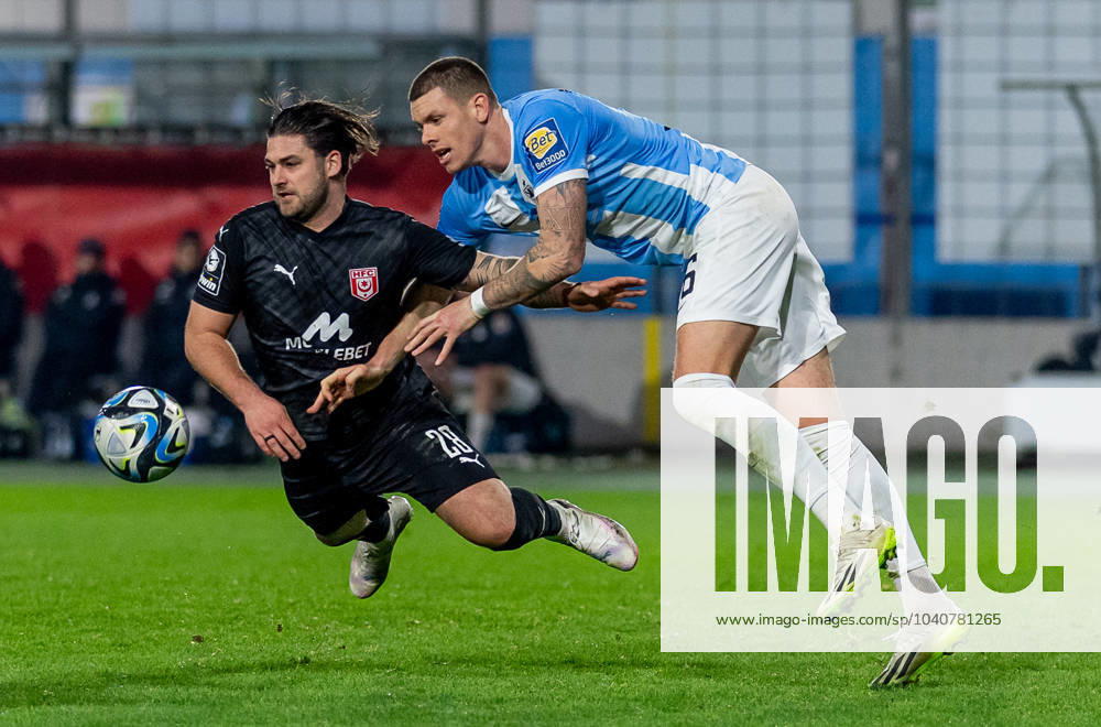 Fight for the ball duel between Dominic Baumann Hallescher FC, 28 and Max Reinthaler TSV 1860 Muenchen, 16 GER, TSV 1860 Muenchen vs Hallescher FC, Football, 3 Bundesliga, Matchday 26, Season 2023 2024, 18 02 2024 GER, TSV 1860 Muenchen vs Hallescher FC, Football, 3 Bundesliga, Matchday 26, Season 2023 2024, 18 02 2024 Muenchen