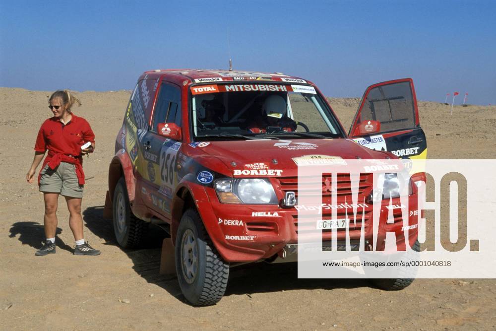 Jutta Kleinschmidt (Deutschland) in und Beifahrerin Tina Thörner (Schweden) neben ihrem Mitsubishi Pajero Motorsport Damen Rallye Paris Dakar 2000, Rallyesport, Langstreckenrallye, Langstrecke, Autorallye, Vdia Gruppe 1. Etappe Kairo - Tambacounda