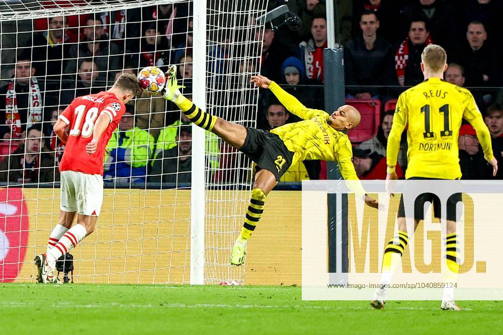 KW08 EINDHOVEN, 20-02-2024, Philips Stadium, UEFA Champions League season 2023 24, match between PSV and Borussia Dortmund, PSV player Olivier Boscagli and Borussia Dortmund player Donyell Malen PSV - Borussia Dortmund x24344958x