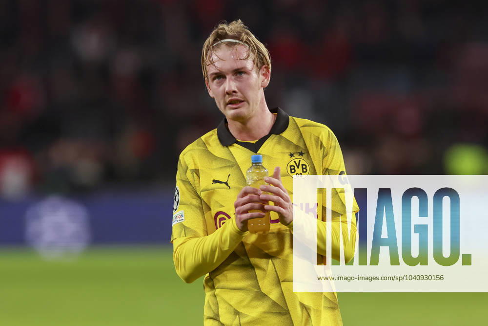Julian Brandt Borussia Dortmund claps his hands, UEFA Champions League 2023 2024 Round of 16 1st leg, PSV Eindhoven vs Borussia Dortmund, PSV Stadion, 20 02 2024, Eindhoven, Netherlands