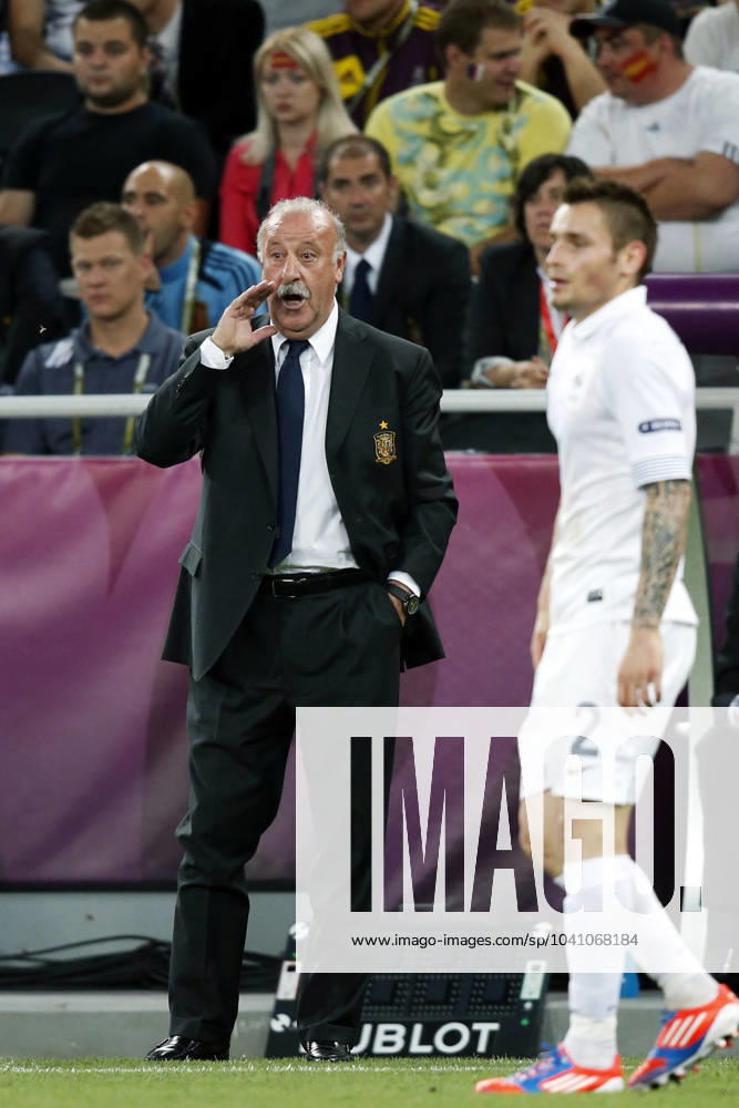 Onderwerp Subject: Spain - European Championship, EM, Europameisterschaft Reklame: Club Team Country: France Seizoen Season: 2012 FOTO PHOTO: Coach Vicente DEL BOSQUE ( Vicente DEL BOSQUE GONZALEZ ) of Spain giving instructions. (Photo by PICS UNITED) DONETSK UKRAINE Content not available for redistribution in The Netherlands directly or indirectly through any third parties.