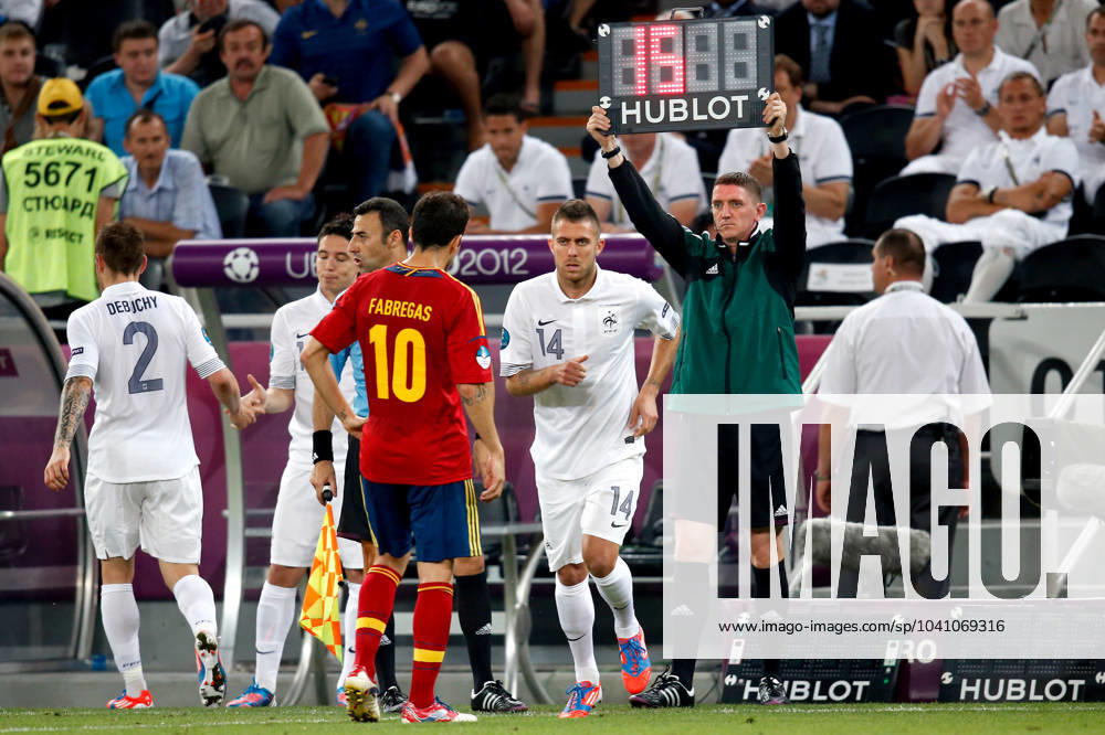 Onderwerp Subject: France - European Championship, EM, Europameisterschaft Reklame: Club Team Country: Spain Seizoen Season: 2012 FOTO PHOTO: Mathieu DEBUCHY (L) of France being substituted by Jeremy MENEZ (RR) of France and Florent MALOUDA (NOT ON PHOTO) of France being substituted by Samir NASRI (R) of France. (Photo by PICS UNITED) DONETSK UKRAINE Content not available for redistribution in The Netherlands directly or indirectly through any third parties.