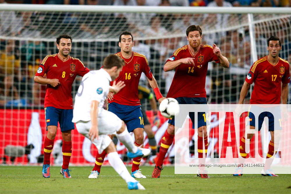 Onderwerp Subject: Spain - France - European Championship, EM, Europameisterschaft Reklame: Club Team Country: Seizoen Season: 2012 FOTO PHOTO: Free kick by Yohan CABAYE (FRONT) of France into the wall FLTR XAVI ( Xavier Hernandez CREUS ) of Spain and BUSQUETS ( Sergio Busquets BURGOS ) of Spain and Xabi ALONSO ( Xabier Alonso OLANA ) of Spain and ARBELOA ( Alvaro Arbeloa COCA ) of Spain. (Photo by PICS UNITED) DONETSK UKRAINE Content not available for redistribution in The Netherlands directly or indirectly through any third parties.