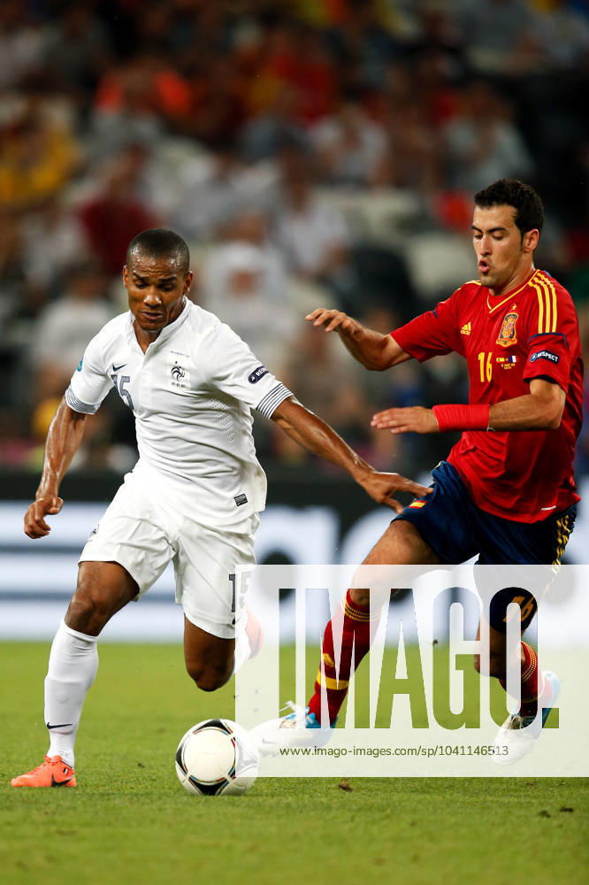 Onderwerp Subject: Spain - France - European Championship, EM, Europameisterschaft Reklame: Club Team Country: Seizoen Season: 2012 FOTO PHOTO: BUSQUETS ( Sergio Busquets BURGOS ) (R) of Spain in duel with Florent MALOUDA (L) of France. (Photo by PICS UNITED) DONETSK UKRAINE Content not available for redistribution in The Netherlands directly or indirectly through any third parties.