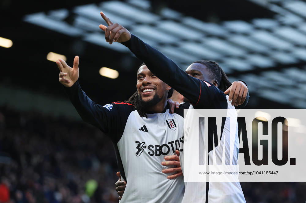 Fußball Premier League Manchester United gegen Fulham 24. Februar 2024 Premier League Manchester United gegen Fulham Alex Iwobi (Fulham, l.) feiert mit Calvin Bassey (Fulham, r.) nach seinem 2. Tor Foto Simon Stacpoole Abseits Manchester UK