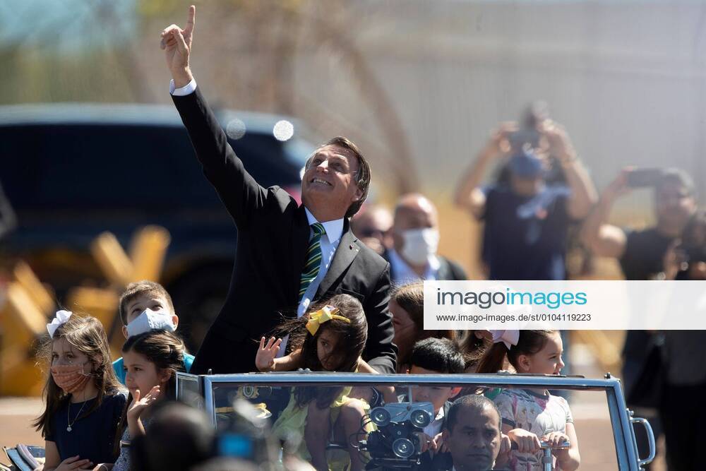 President of Brazil, Jair Bolsonaro, participates at an official ceremony at the Palacio de la Alvorada, in the city of Brasilia, Brazil, 07 September 2020. Bolsonaro led a simple ceremony for Independence Day on Monday, which was less bombastic than other years due to the COVID-19 pandemic, which has already caused nearly 127,000 deaths in the country. EFE Joedson Alves Bolsonaro leads a celebration of Independence reduced by the pandemic !ACHTUNG: NUR REDAKTIONELLE NUTZUNG!