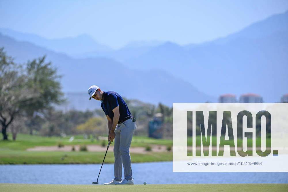 VALLARTA, - FEBRUARY 24: Alvaro Ortiz (MEX) barely misses his birdie putt on 1 during Rd3 of the Mexico Open at Vidanta on February 24, 2024 in Puerto Vallarta, Mexico. (Photo by Ken Murray Icon Sportswire) GOLF: FEB 24 PGA, Golf Herren Mexico Open at Vidanta Icon2402240063