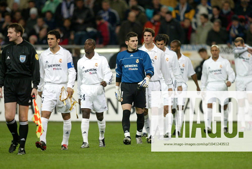 Onderwerp Subject: Real Madrid Champions League Reklame: Club Team Country: Real Madrid Seizoen Season: 2002 2003 FOTO PHOTO: Real Madrid s f.l.t.r. RAUL , Claude MAKELELE , goalkeeper Iker CASILLAS , Francisco PAVON , Luis FIGO , Ivan HELGUERA , Roberto CARLOS , Zinedine ZIDANE MADRID ESP Content not available for redistribution in The Netherlands directly or indirectly through any third parties.