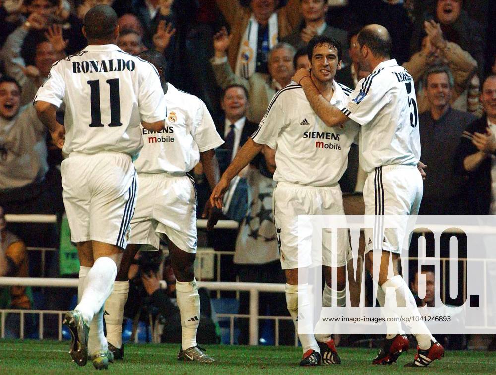 Onderwerp Subject: Real Madrid (3-1) Champions League Reklame: Club Team Country: Real Madrid Seizoen Season: 2002 2003 FOTO PHOTO: Real Madrid s RAUL (C) celebrating goal with Claude MAKELELE (L2e) , RONALDO (L) and Zinedine ZIDANE (R) MADRID ESP Content not available for redistribution in The Netherlands directly or indirectly through any third parties.